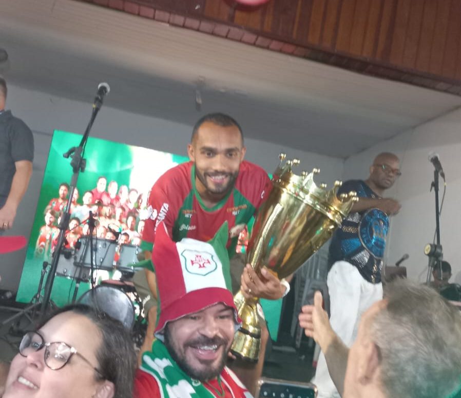 Após a conquista da Copa Paulista, Portuguesa Santista é recebida com muita festa