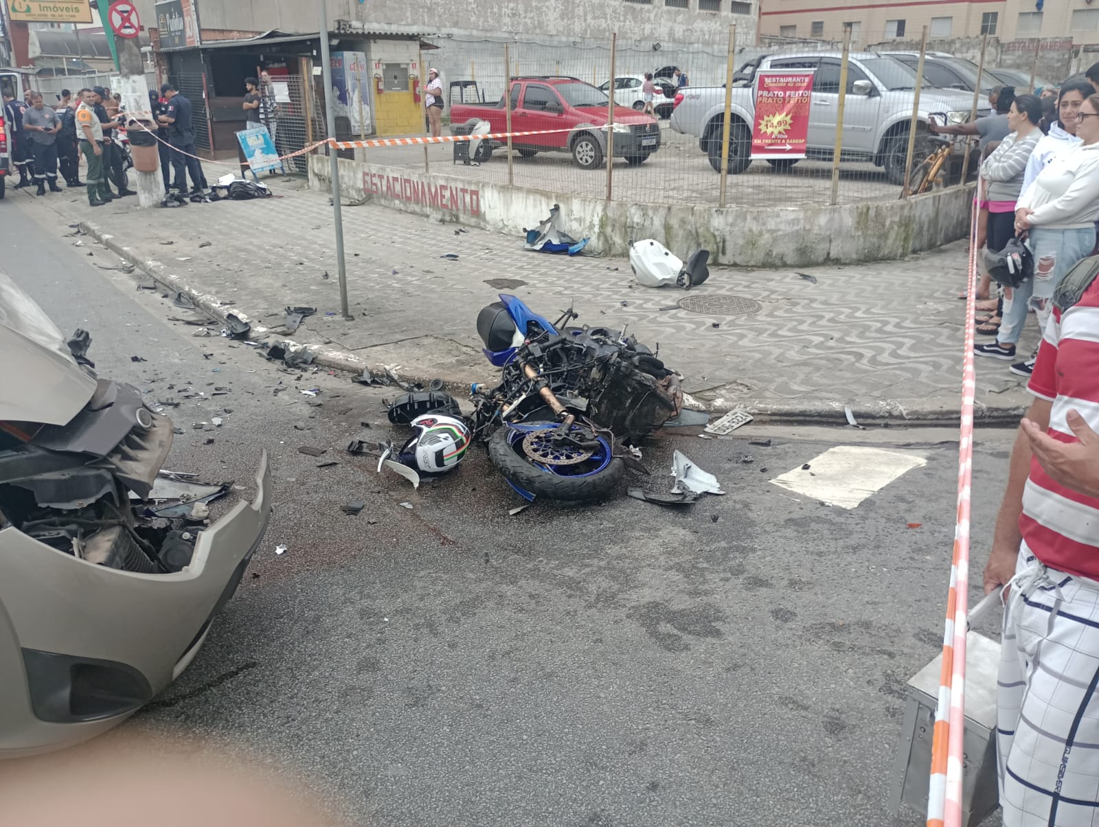 Motociclista colide com carro em avenida de Praia Grande e morre