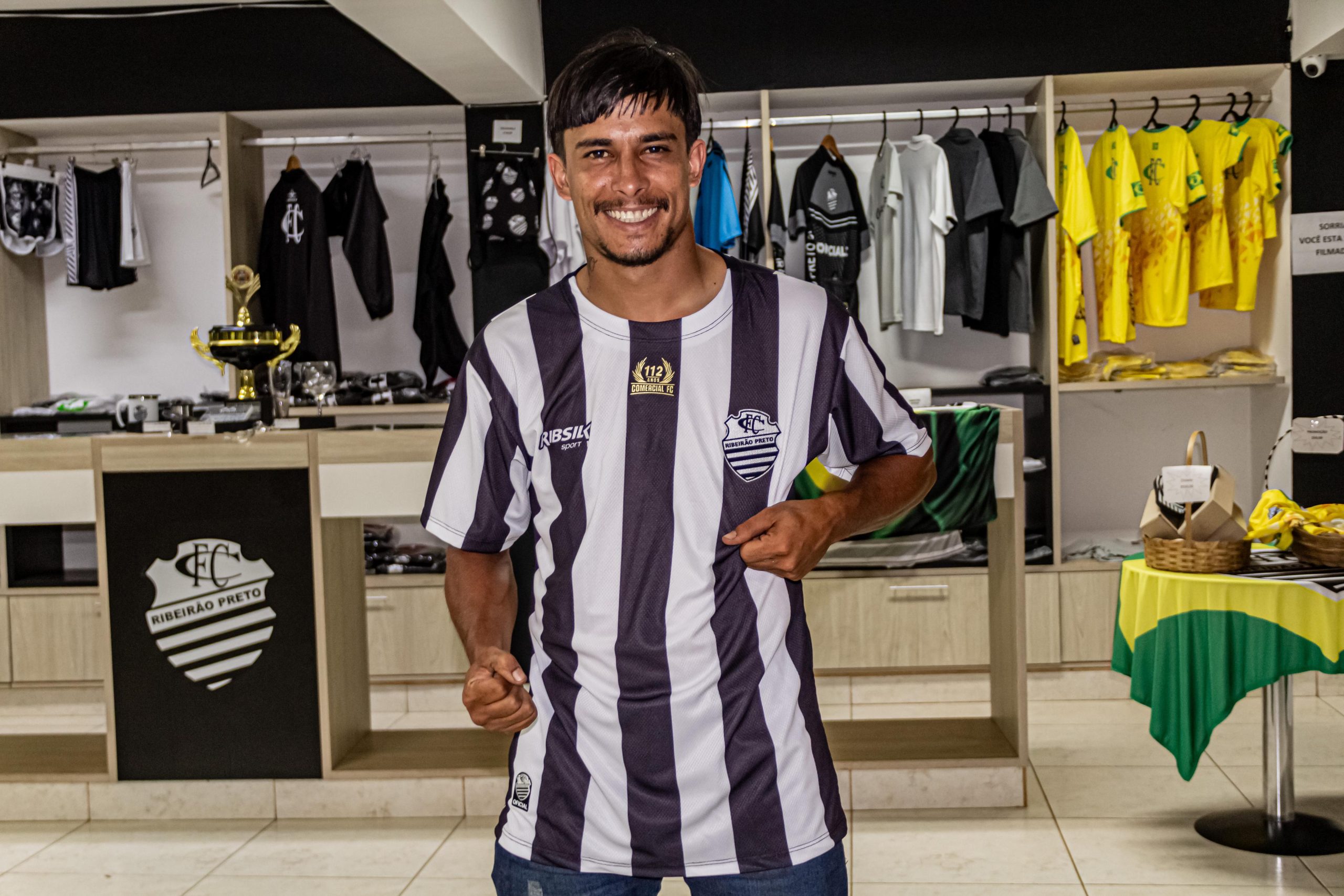 Leão lança camisa oficial sem patrocínio; veja fotos