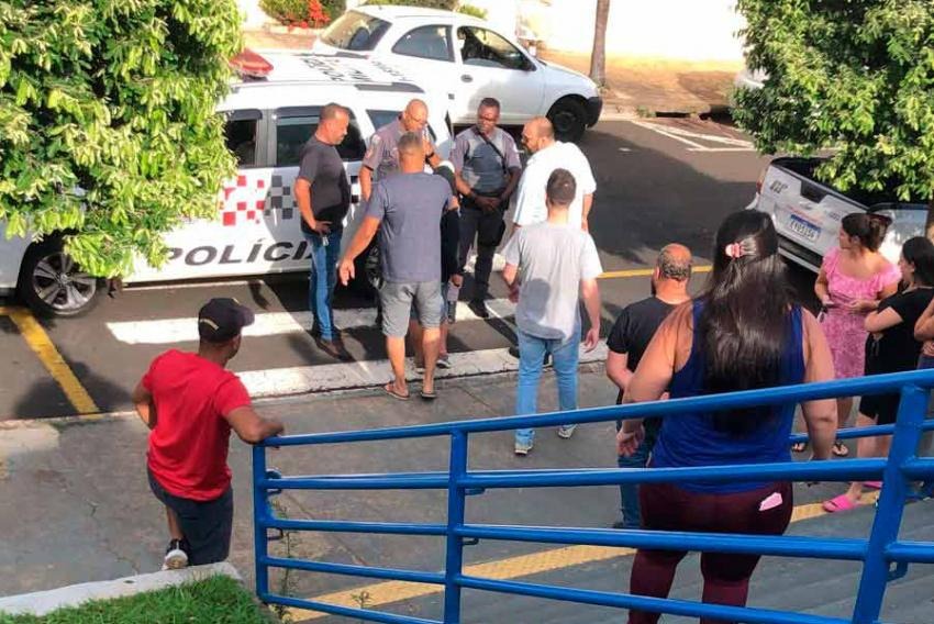 Mulher invade escola e ameaça pais e alunos