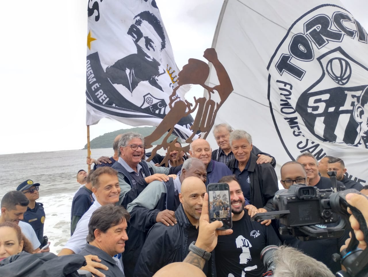 Ex-atletas prestam homenagem à Pelé durante inauguração de píer em São Vicente