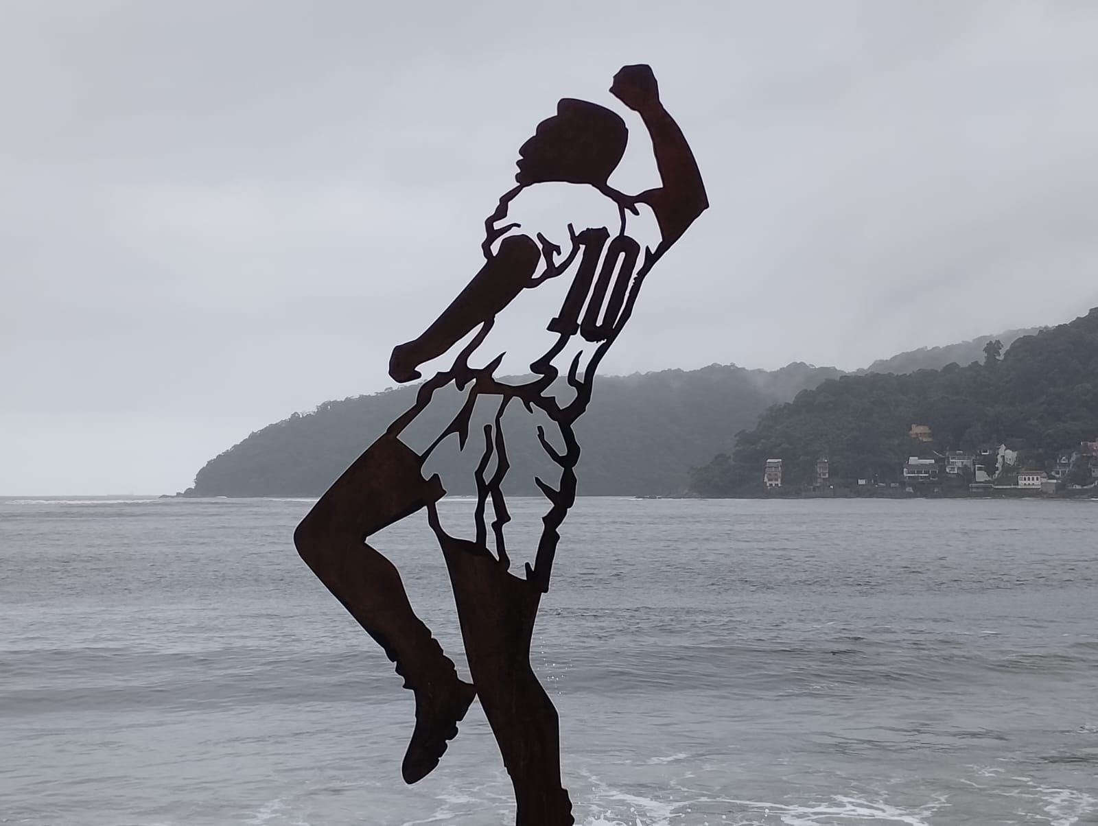 Pelé ganha homenagem de craques com estátua em píer de São Vicente