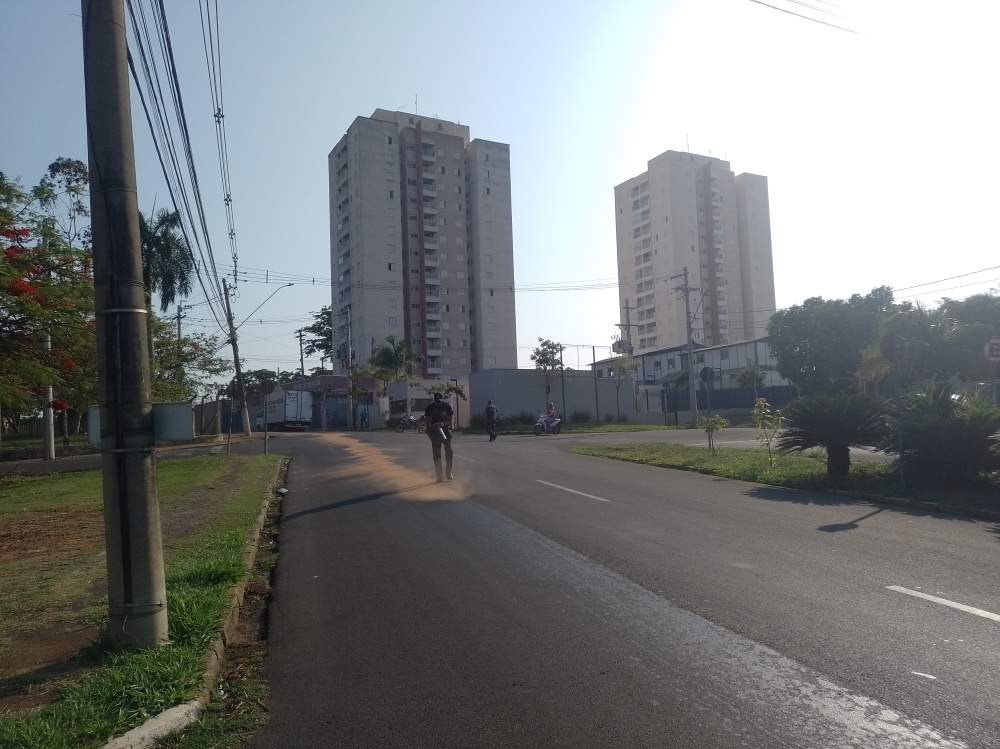 Homem que fraturou a perna ao cair com moto em mancha de óleo aguarda cirurgia