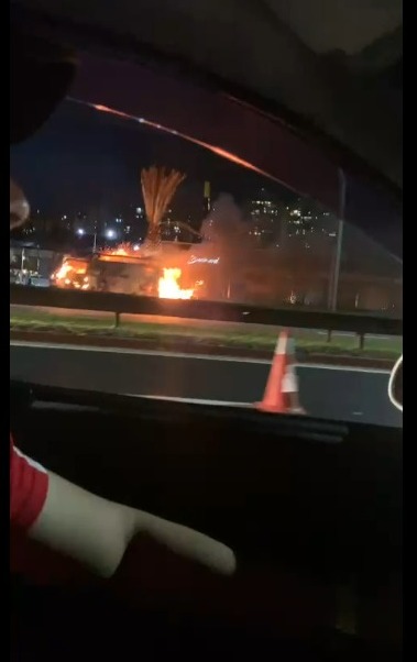 Kombi pega fogo e explode no Anel Viário