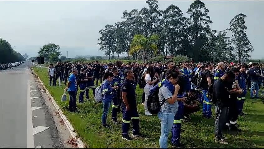 Trabalhadores da Gerdau realizam paralização no turno da manhã, em Pindamonhangaba