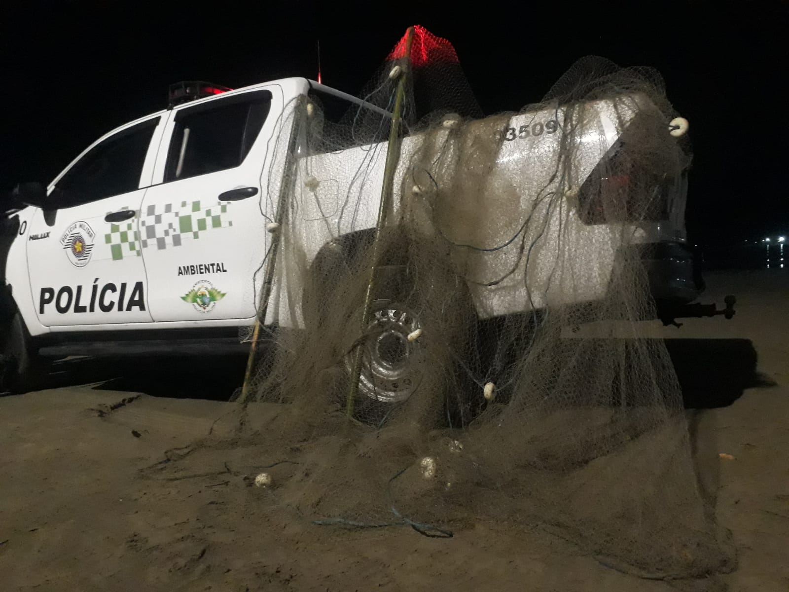 Pesca irregular em praia de Bertioga é flagrada e materiais são apreendidos
