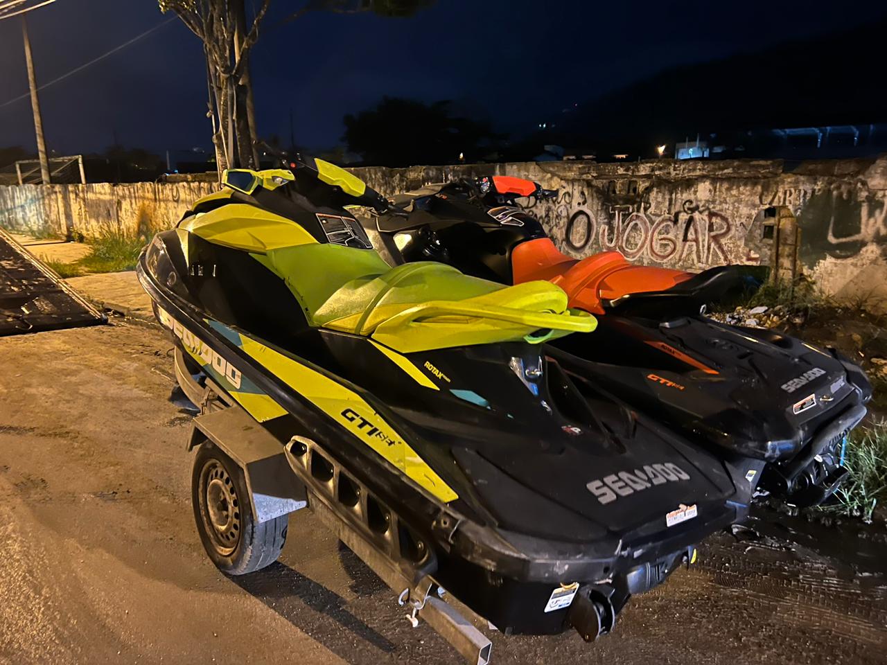 Homem é capturado e menor é apreendido durante operação contra roubos de motos aquáticas no Litoral