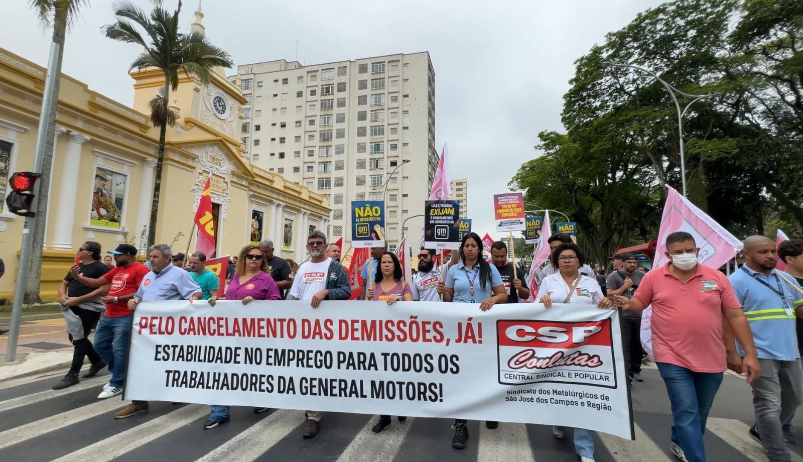 Justiça promove audiência de conciliação sobre demissões em massa na GM Justiça promove audiência de conciliação sobre demissões em massa na GM