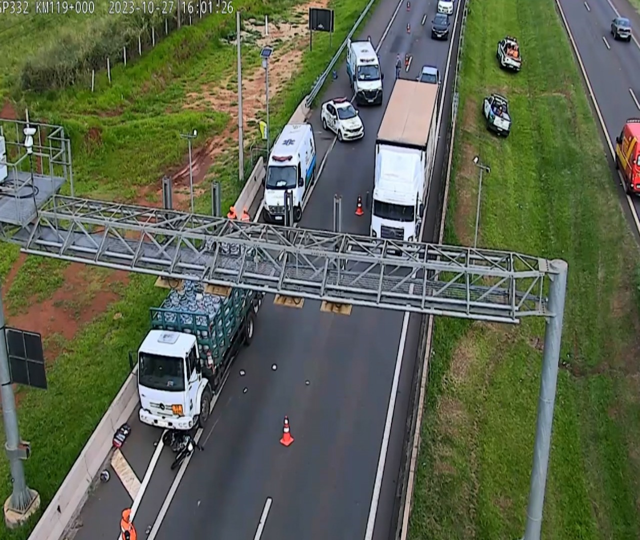 Acidente entre caminhão de gás e moto ‘trava’ a Rod. Zeferino Vaz