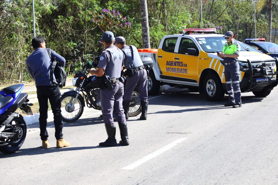 Três veículos irregulares são apreendidos em São José