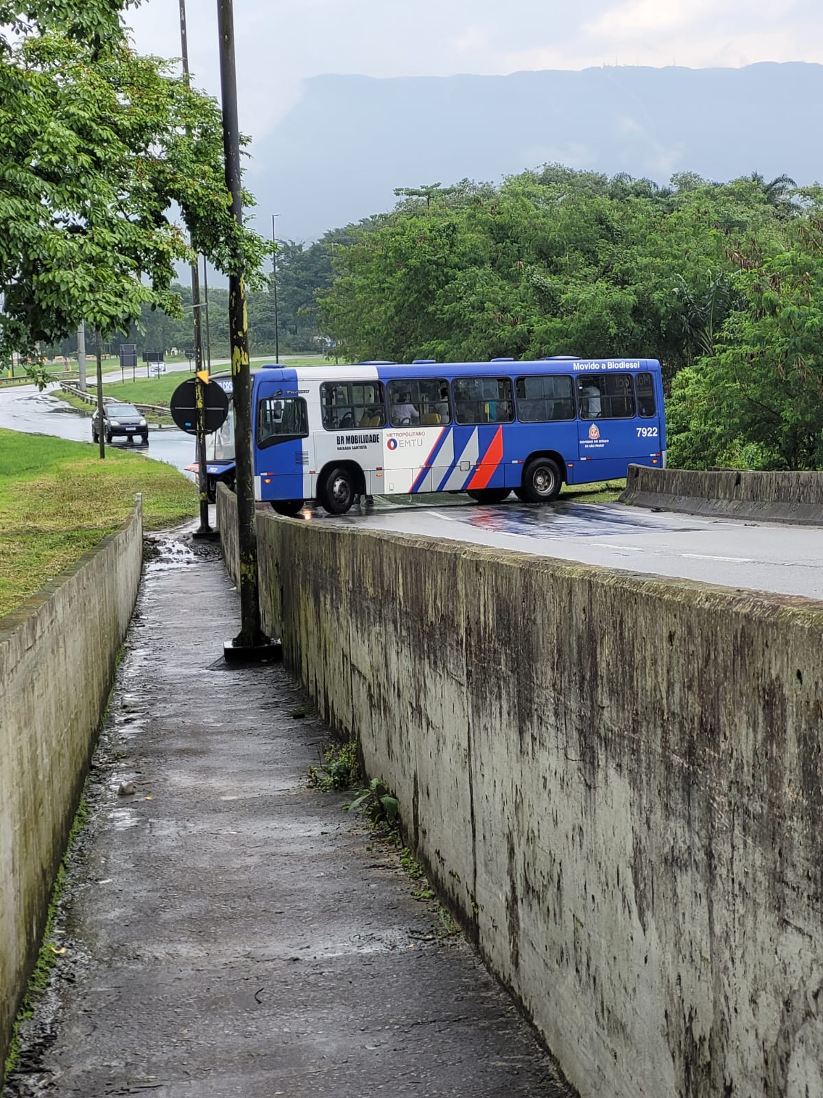 Ônibus bate contra mureta de viaduto de Cubatão