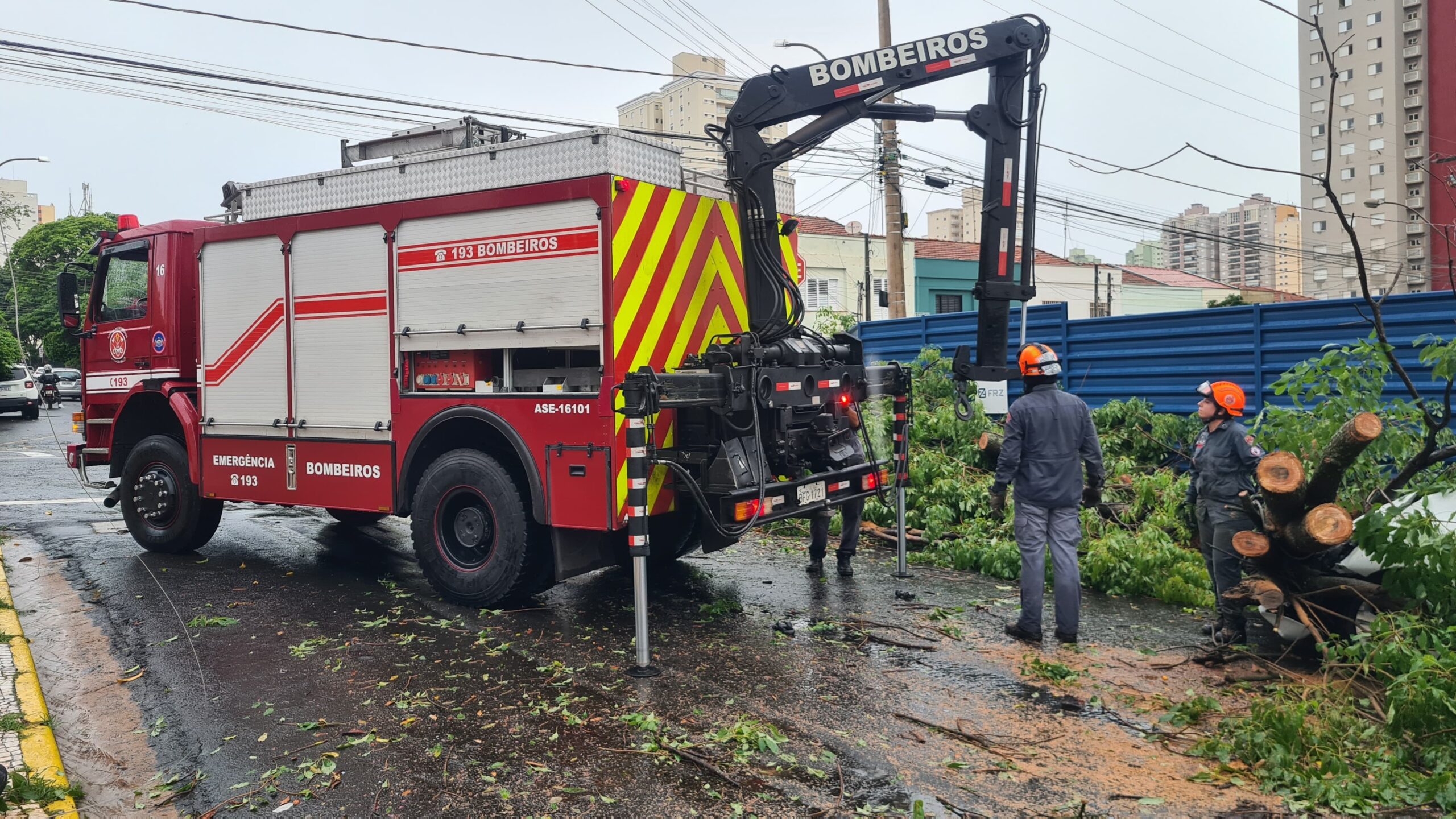Chuva forte provoca estragos na região ⛈️