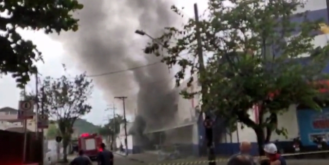 Incêndio atinge supermercado em Cubatão