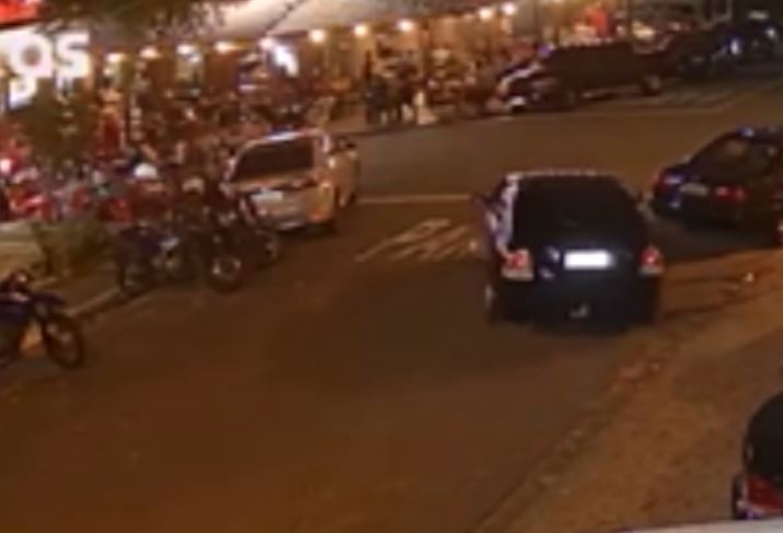 VÍDEO: Carro invade calçada e deixa três feridos em bar de Campinas