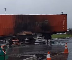 Caminhão tomba e pega fogo em ponte de Santos