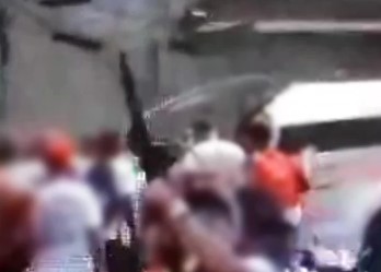 Grupo atira para o alto durante cortejo em morro de Santos