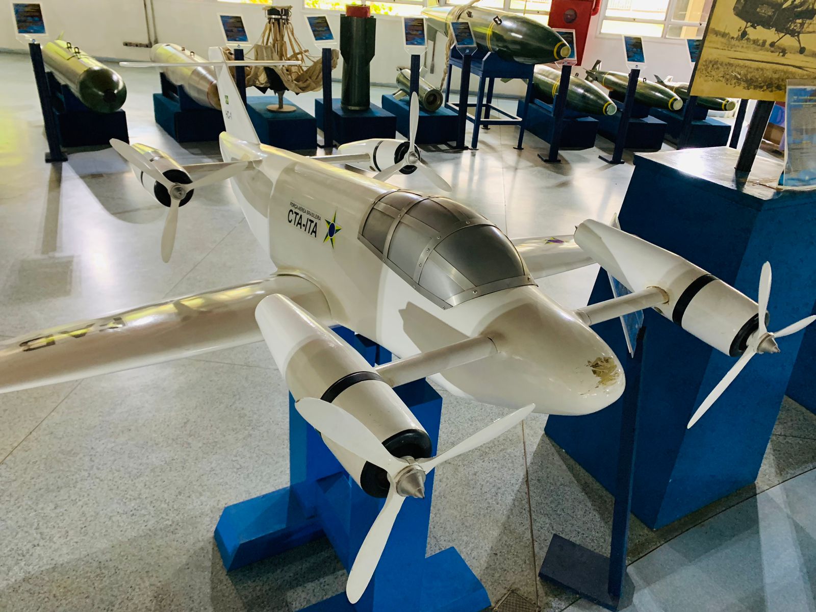 Exposição sobre a história da aviação chega ao CenterVale Shopping