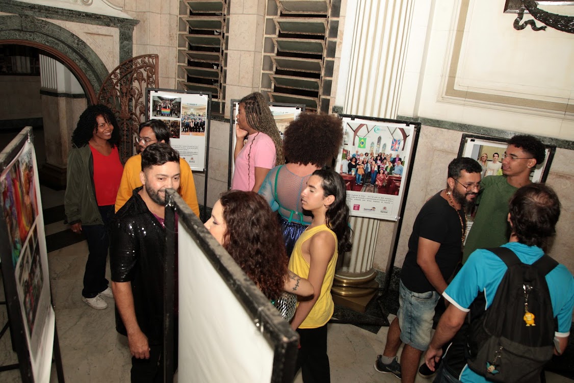 Políticas públicas de diversidade sexual são conferidas em exposição no Paço Municipal de Santos