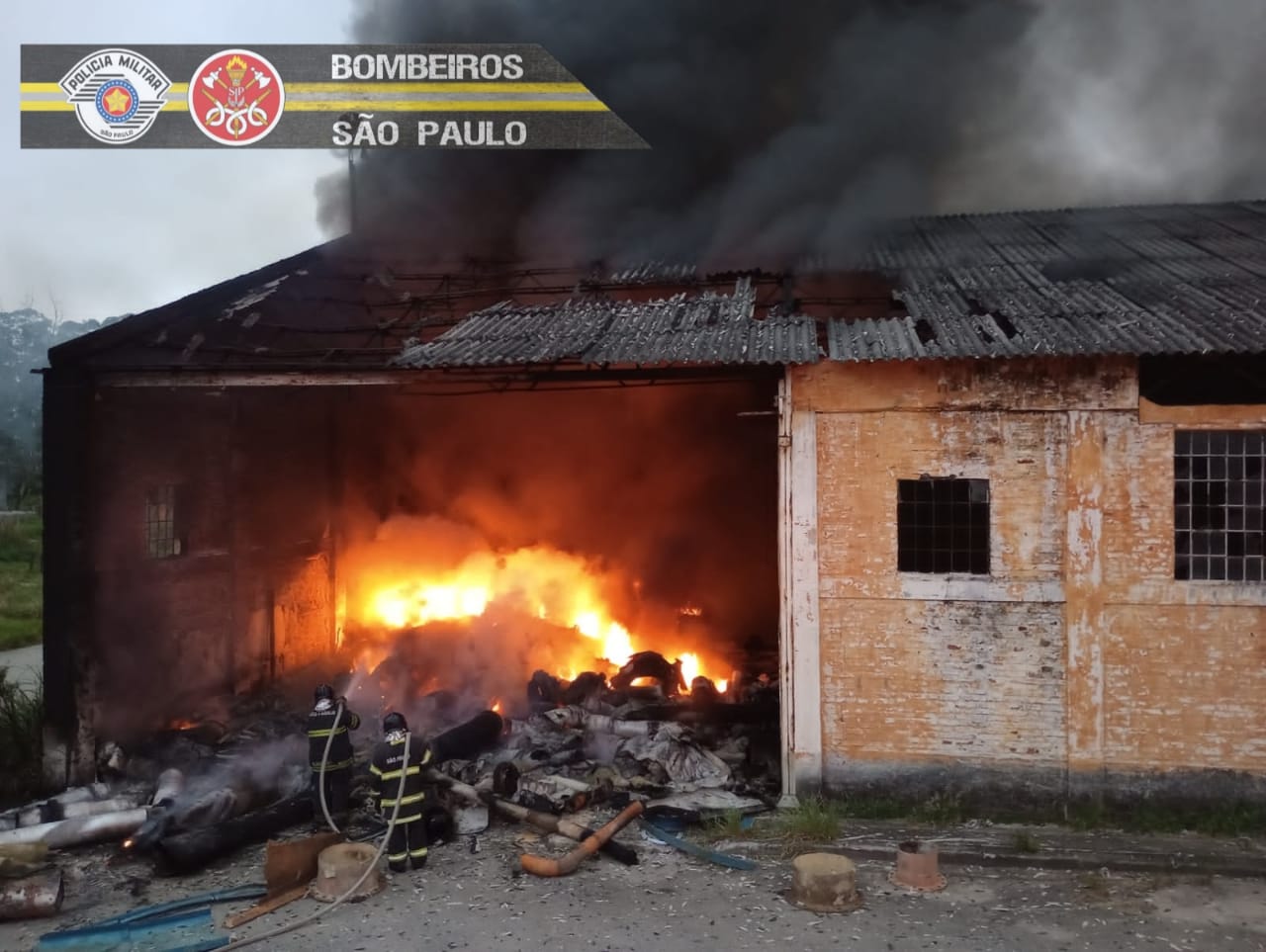 Galpão abandonado pega fogo em Pindamonhangaba