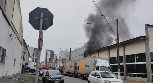 Galpão de materiais audiovisuais pega fogo em Praia Grande