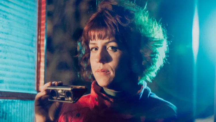 Julia Branco: conheça a artista guiada pela palavra e com forte conexão com o universo feminino, no Vitrine