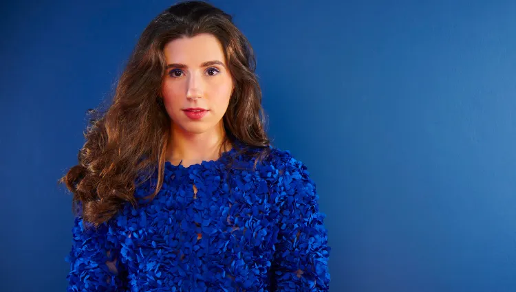 Nina Fernandes e a criação de universos lúdicos e contemporâneos em sua arte, no Vitrine