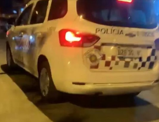 Homem morre baleado na frente de adega no litoral e funcionária fica ferida