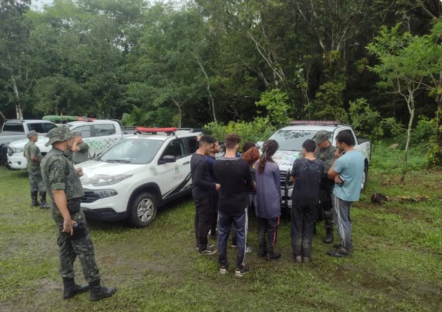 Turistas são resgatados após ficarem 24h ilhados em área de mata de Bertioga e são multados