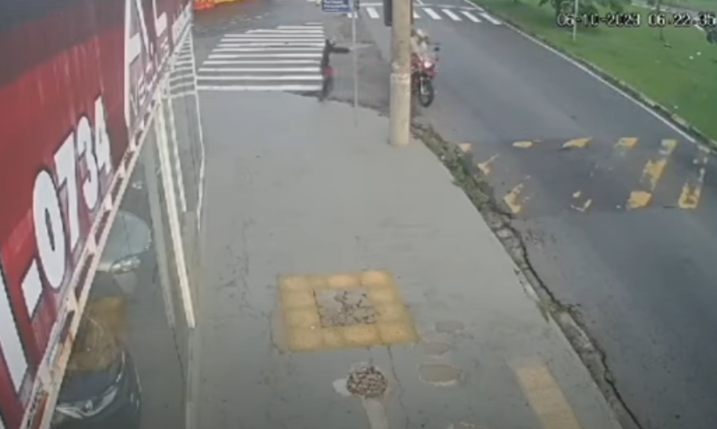Câmeras de segurança flagram roubo de moto em Campinas