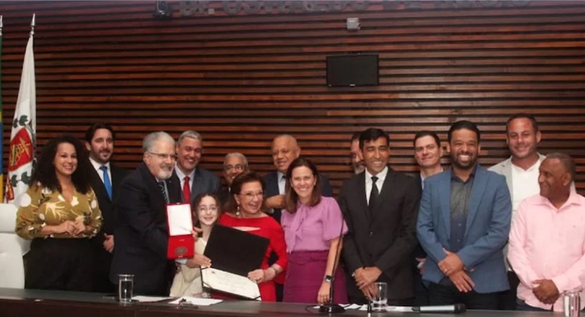 Ex-prefeita de Santos recebe homenagem na Câmara Municipal no dia do aniversário