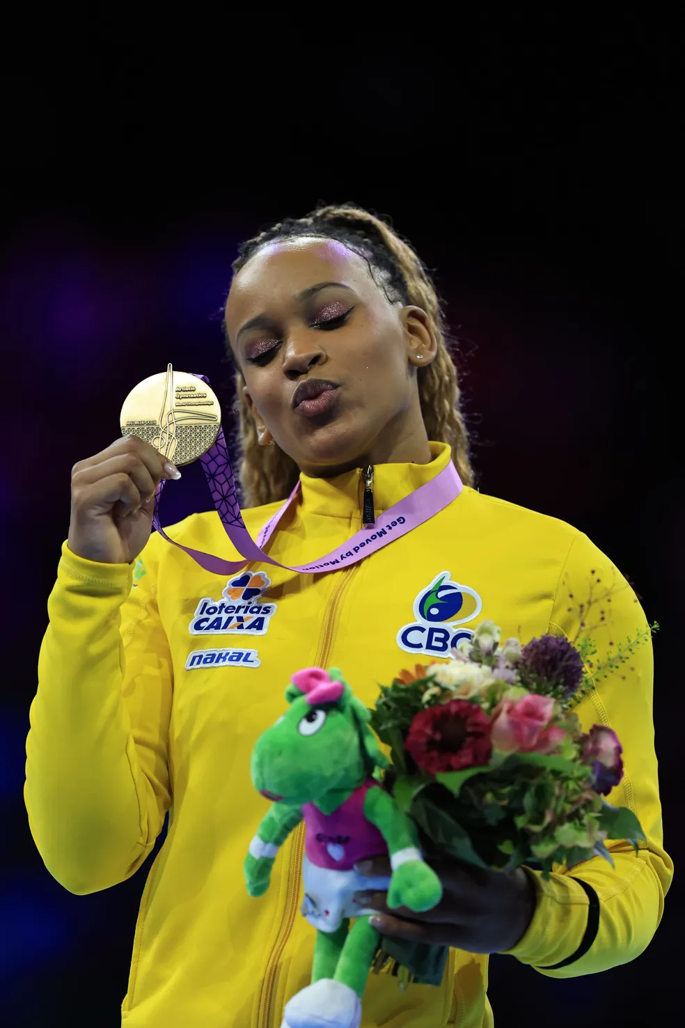 Rebeca aproveita queda de Biles e é bicampeã mundial do salto