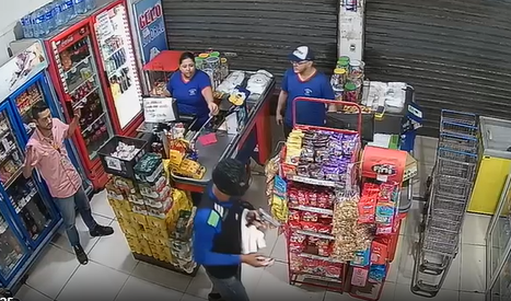 Bandidos assaltam mercado e fazem funcionários de reféns, em Guarujá