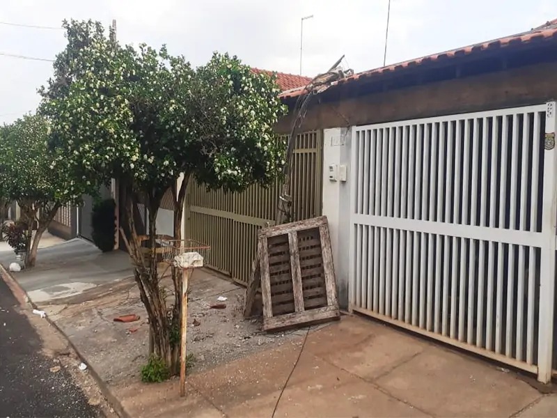 Caminhão enrosca em fiação elétrica e três pessoas ficam feridas