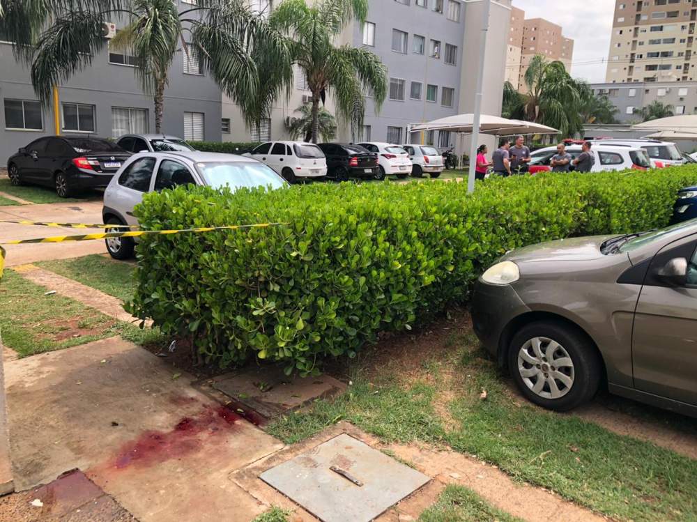 Mulher é esfaqueada pelo namorado em condomínio em Araçatuba