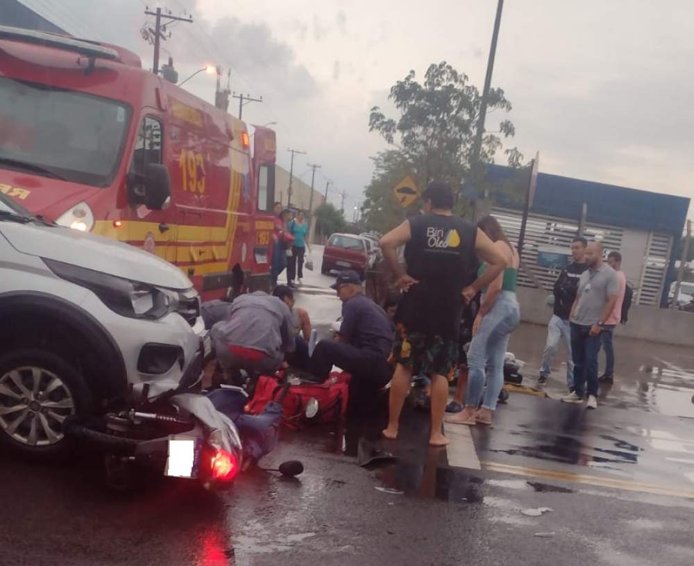 Aposentada fica ferida em colisão entre moto e carro em Birigui