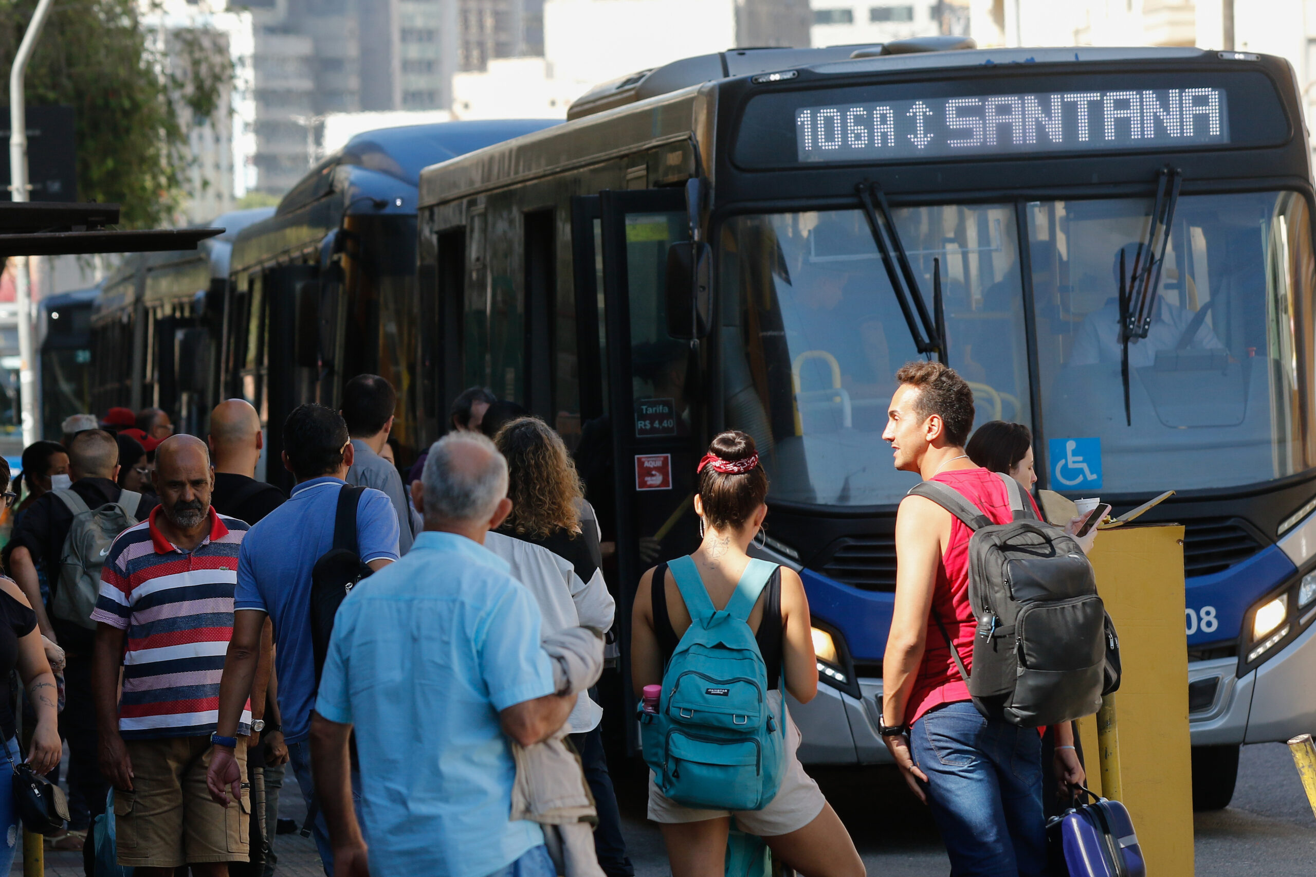 Passageiros de ônibus na Luz no segundo dia de greve do Metrô
