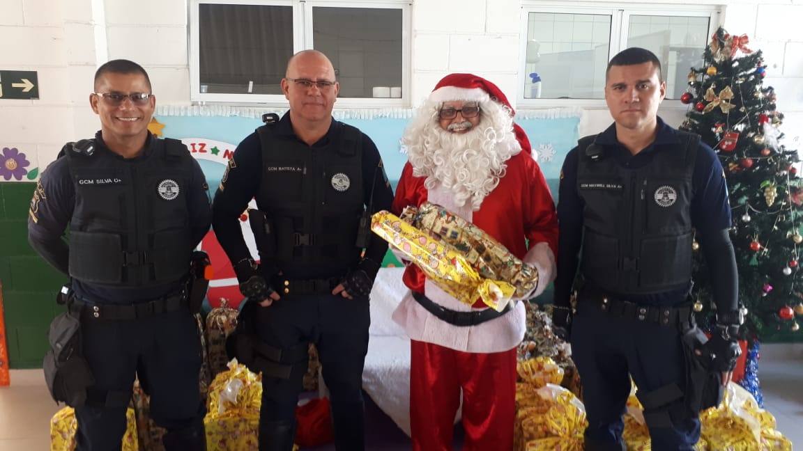 Papai Noel da GCM visita escolas e entidades em Guarujá