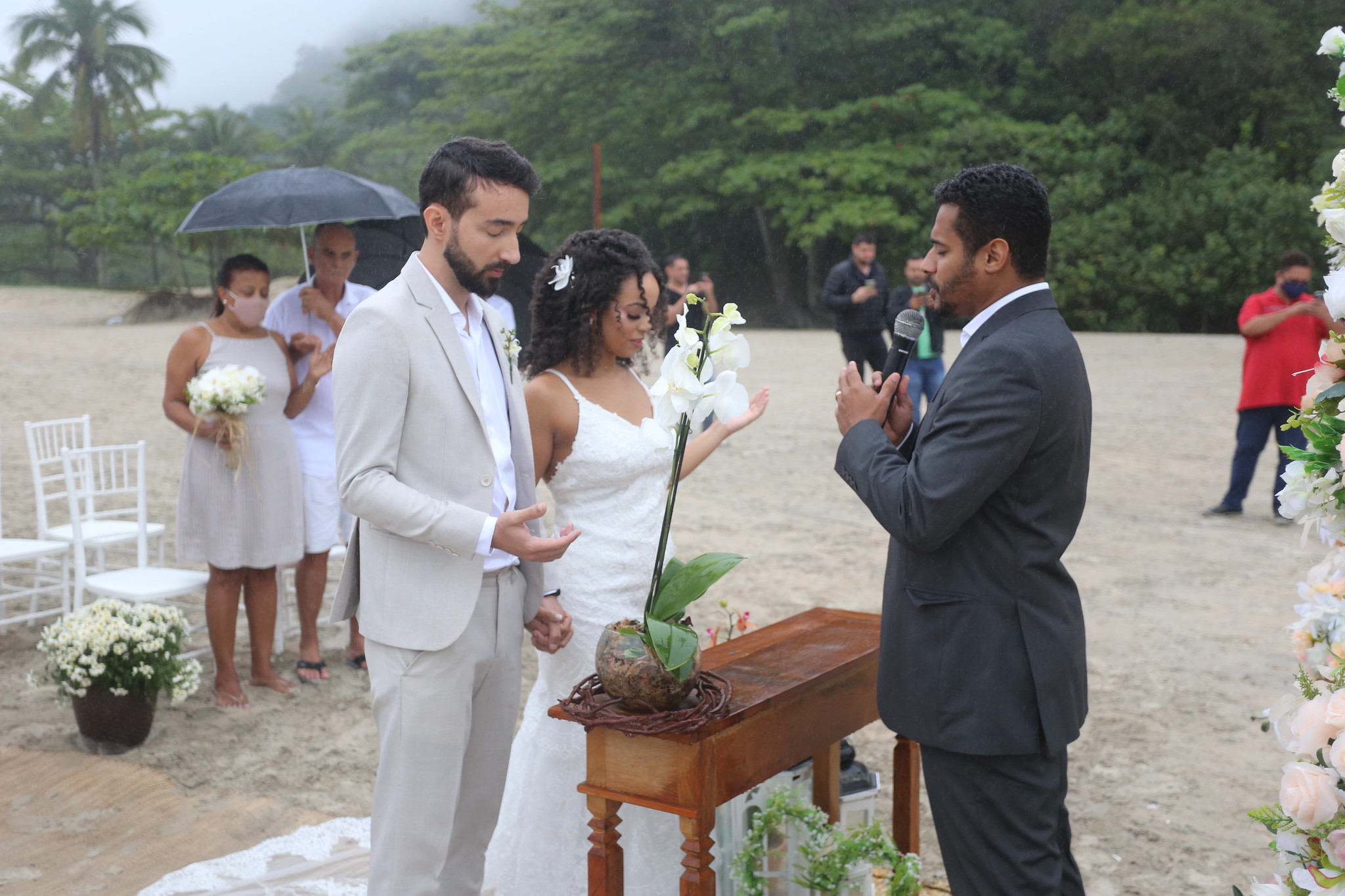 1º Casamento Comunitário na Praia celebra o amor em Guarujá neste domingo (26)
