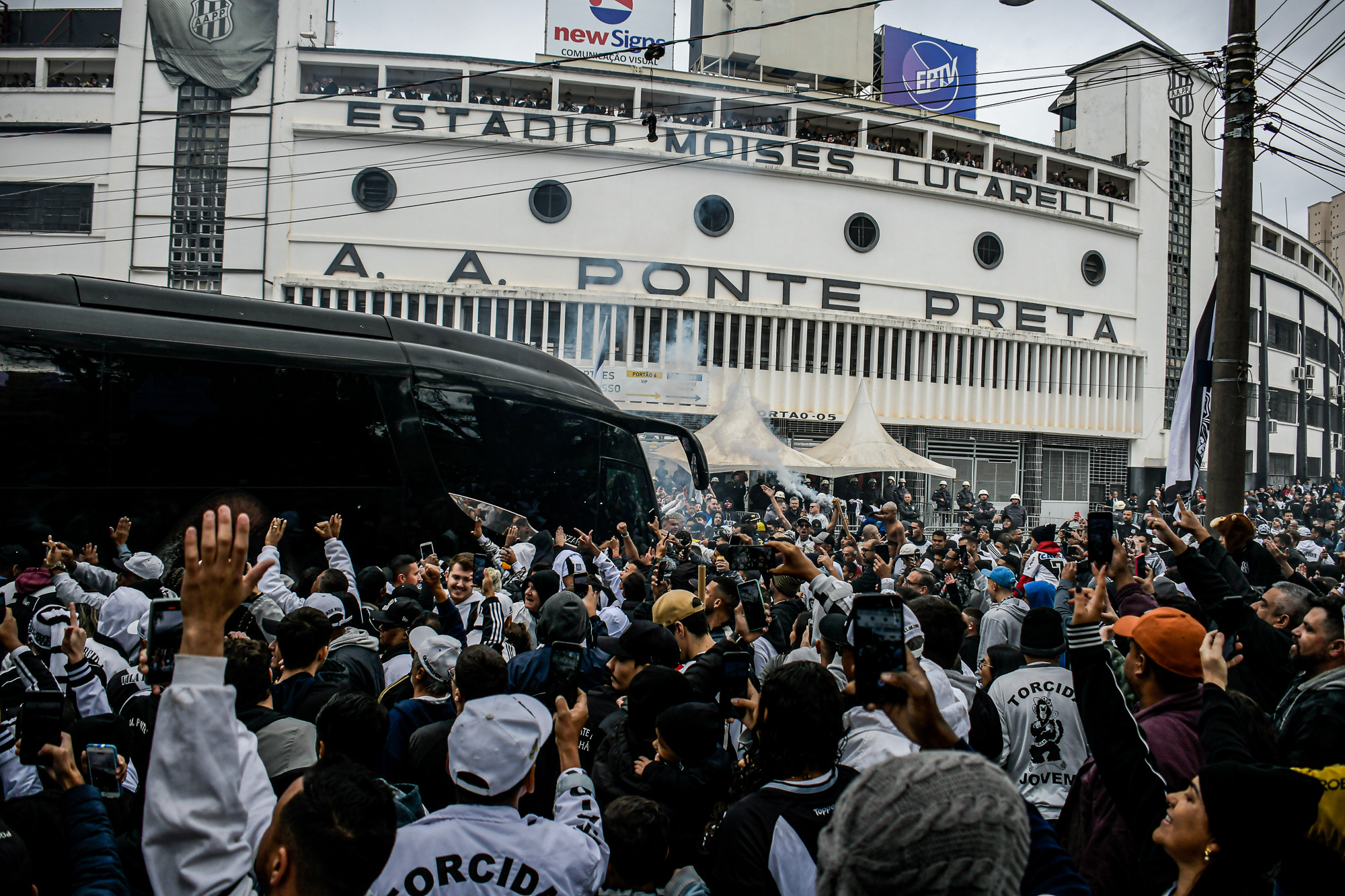 Torcedores distribuem mil ingressos para ajudar quem não tem condição de comprar