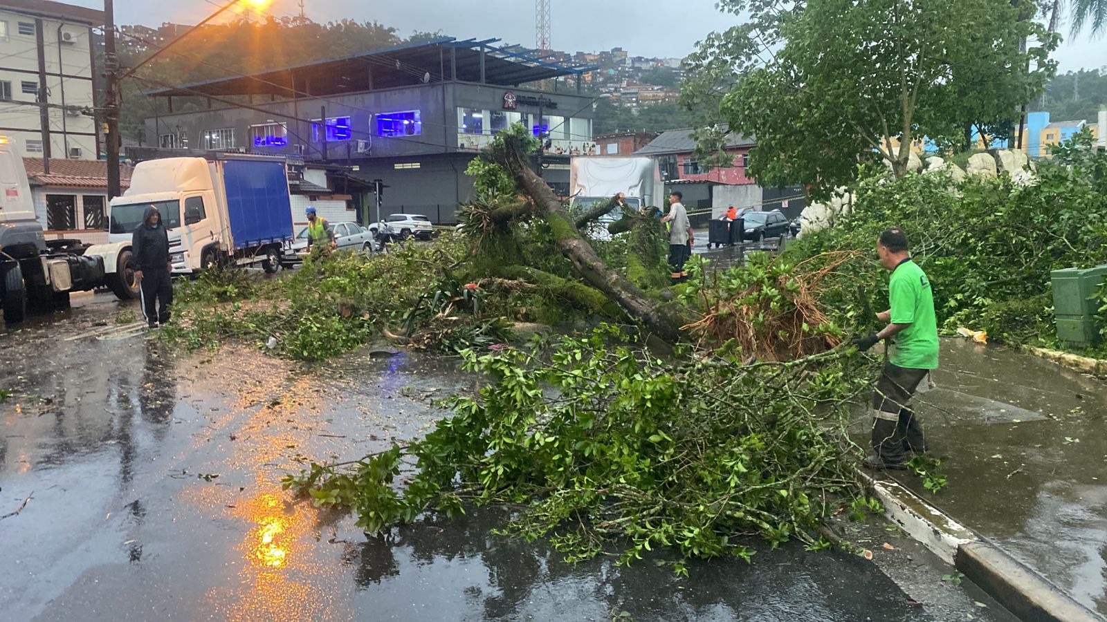 Temporal na Baixada Santista registra ventos acima de 150 Km/h