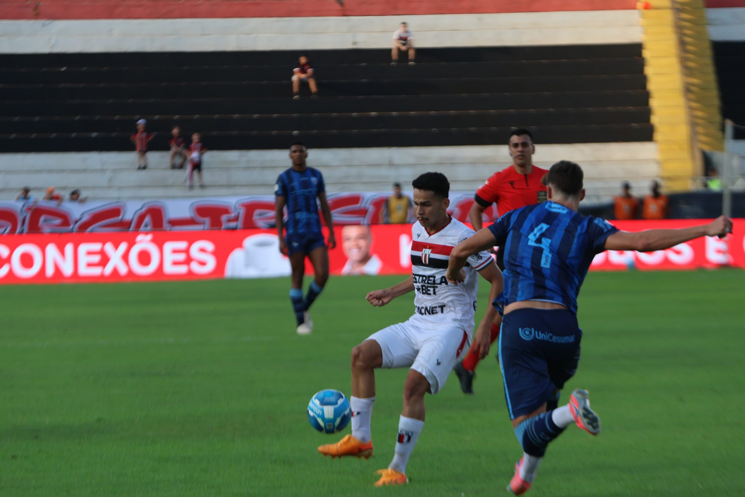Botafogo X Londrina Com um time cheio de garotos, o Botafogo despede-se da série B com mais uma derrota