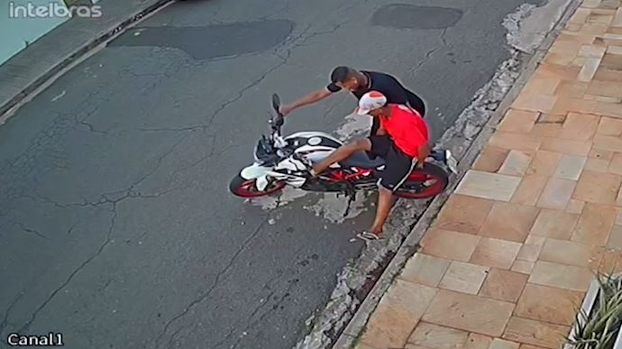 Câmeras de segurança registram furto de moto em Limeira