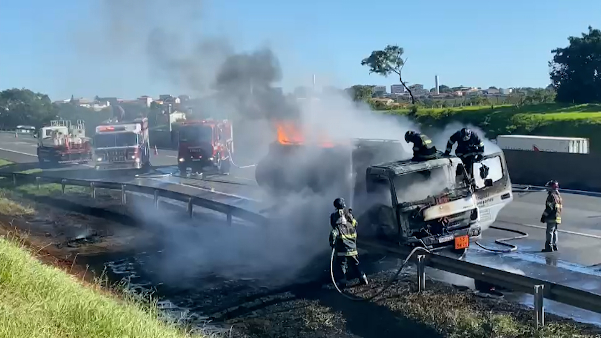 Caminhão carregado com combustível pega fogo em Rodovia de Campinas