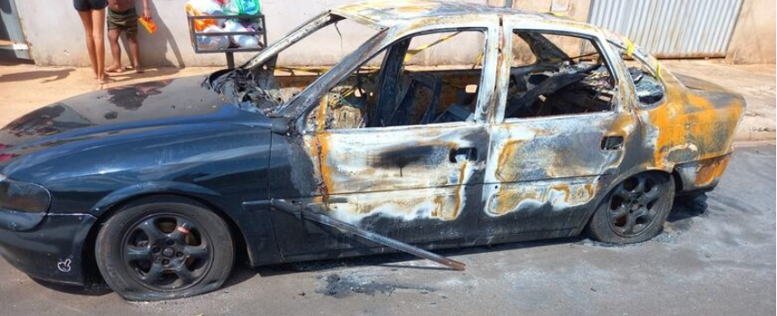 Vídeo | Carro é incendiado após filha descobrir traição do marido com o próprio pai