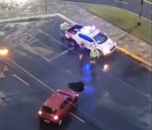 Carro cai em cratera formada em avenida da orla, em Praia Grande