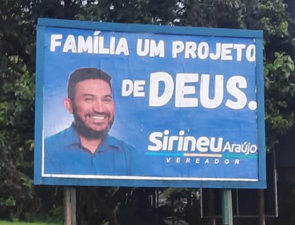 Outdoor de vereador que responde por homicídio é criado em região do crime