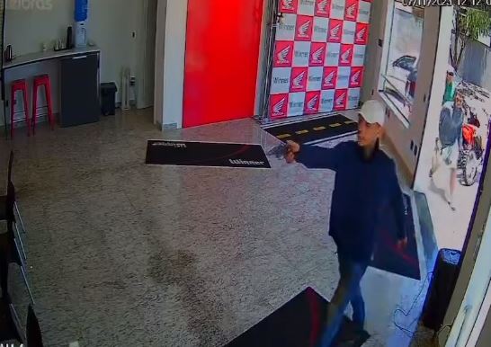 Quadrilha invade concessionária e rende funcionários em Limeira