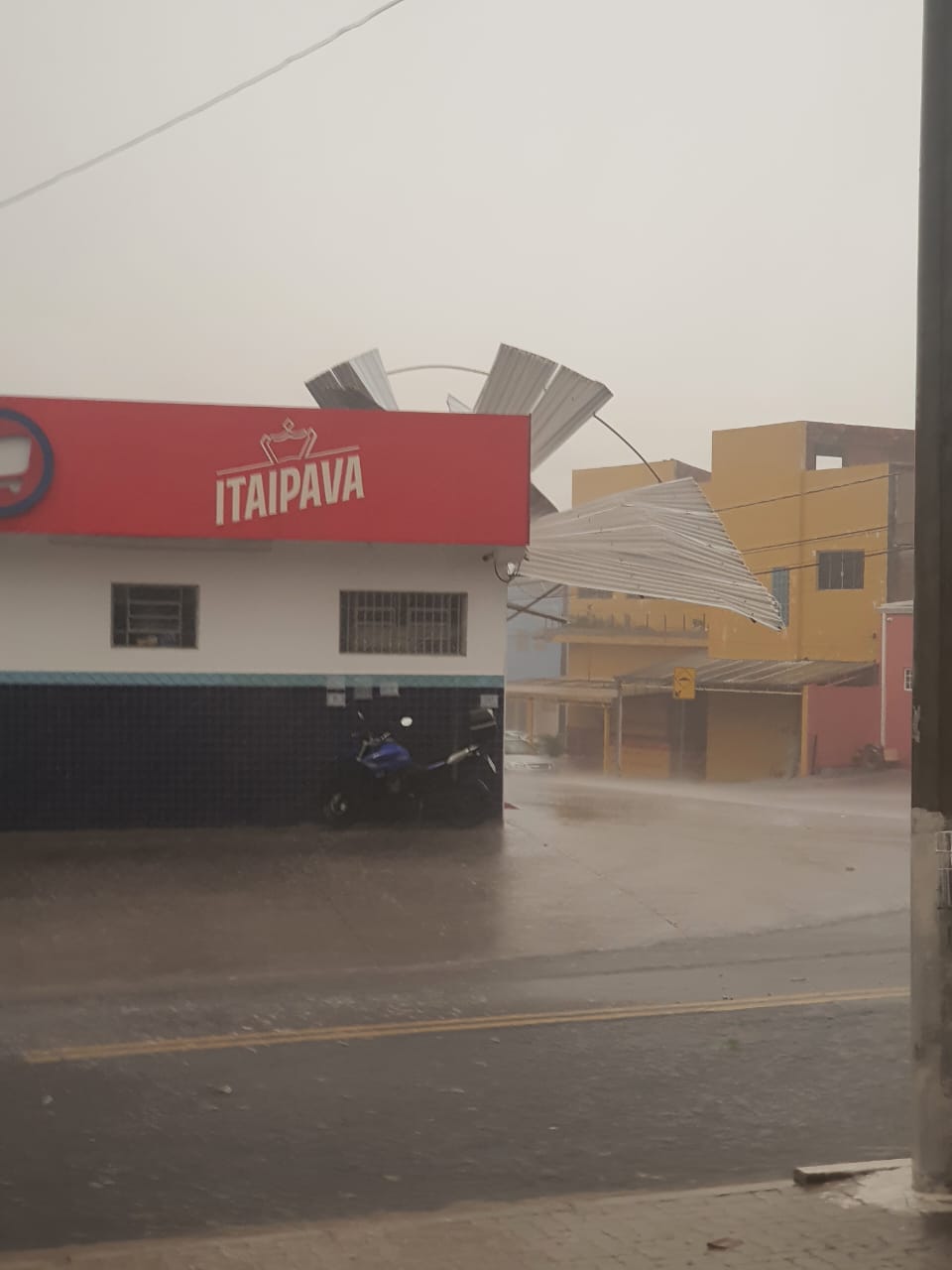 Chuva derruba árvores e causa estragos em Campinas