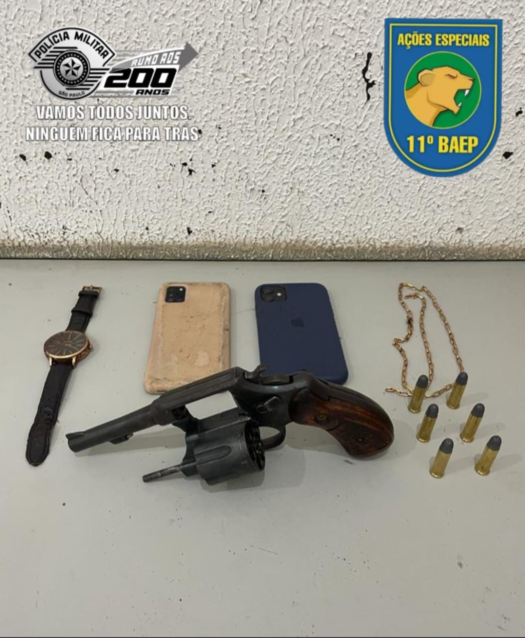 Carro colidiu com muro no Parque Industrial Tanquinho e condutor tinha lesão de tiro na testa e no pescoço