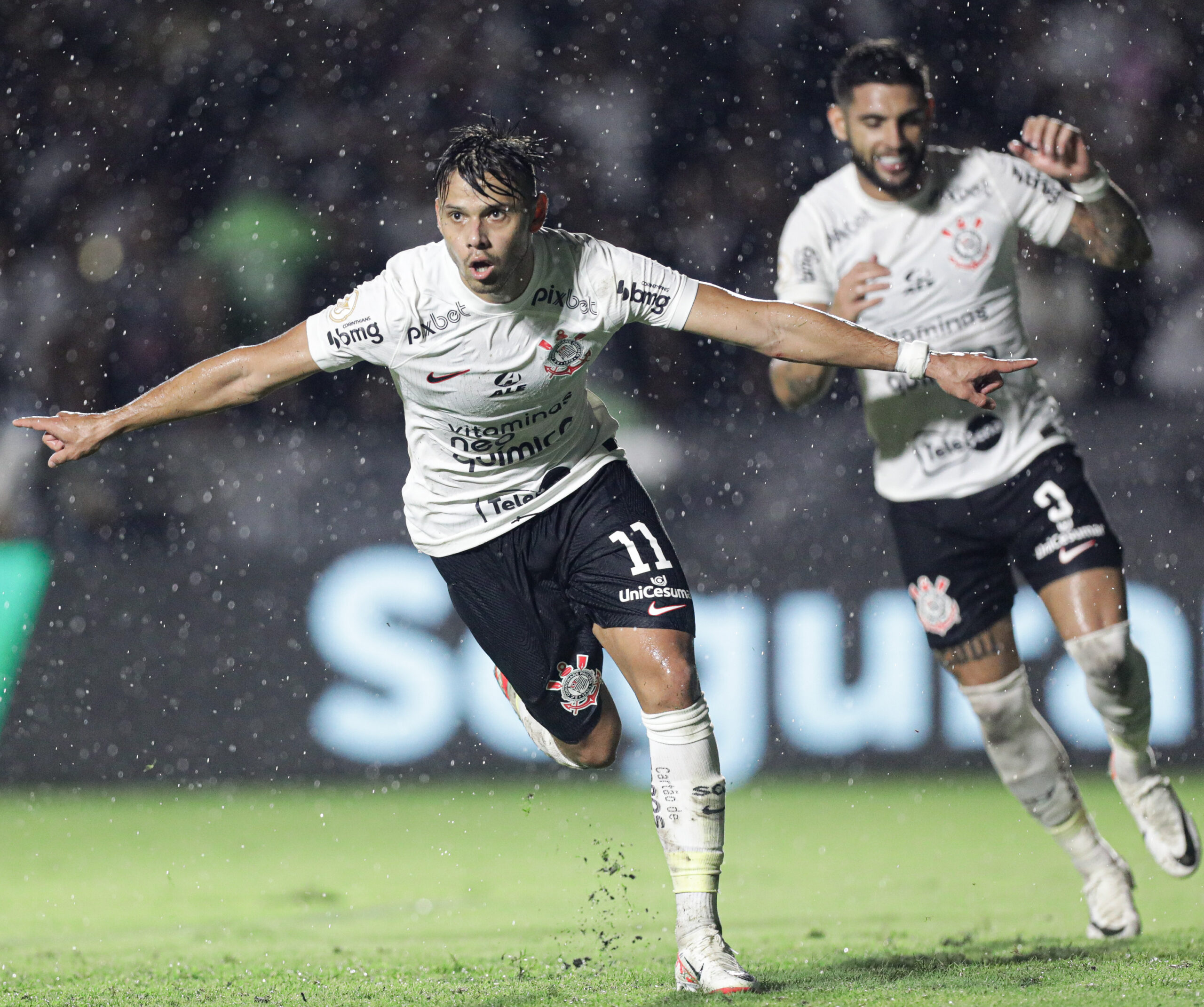 Corinthians vence Vasco de virada e se afasta da zona de rebaixamento